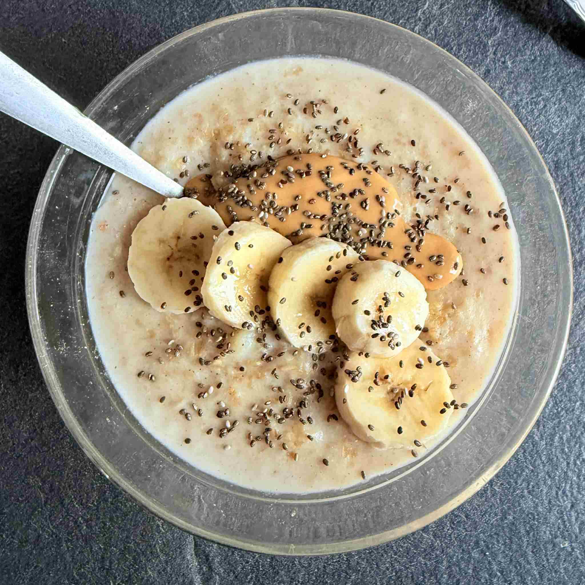 Porridge à la banane et au beurre de cacahuètes